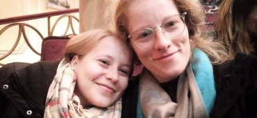 Julia im Porträt mit verwuschelten Haaren. Bild-Quelle: s_o_s.photography